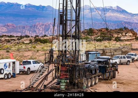 L'équipe de service des puits sur une unité de traction ou un engin de chantier travaille sur un puits de pétrole dans l'Utah. Banque D'Images