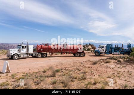 Un camion-citerne et un camion-pompe pour acidiliser un puits de pétrole afin de restaurer la production.Utah. Banque D'Images