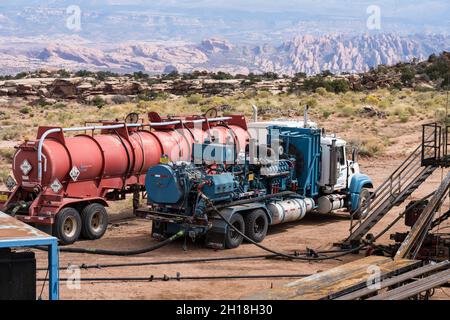 Un camion-citerne et un camion-pompe acidirent un puits de pétrole pour restaurer la production.Utah. Banque D'Images