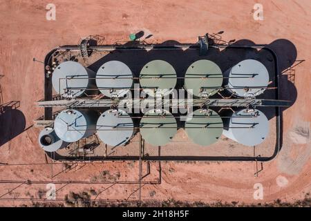 Vue aérienne d'une batterie de stockage sur un puits de pétrole dans le pays du canyon de l'Utah. Banque D'Images