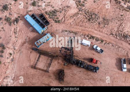 Une unité de traction ou une plate-forme de travail assurant l'entretien d'un puits de pétrole dans le pays du canyon de l'Utah. Banque D'Images