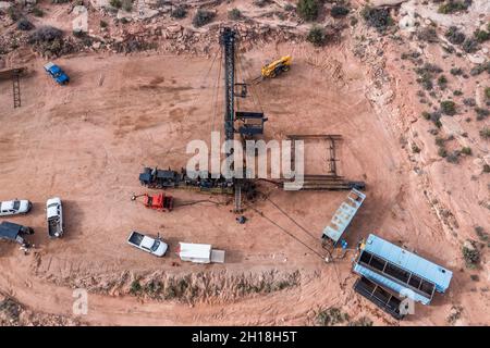 Une unité de traction ou une plate-forme de travail assurant l'entretien d'un puits de pétrole dans le pays du canyon de l'Utah. Banque D'Images