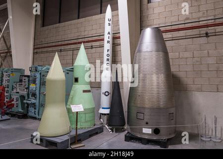 Véhicules de réentrée pour les missiles balistiques intercontinentaux Minuteman I (à gauche) et Minuteman III (à droite).Hill Aerospace Museum. Banque D'Images