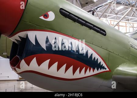 Un chasseur de Curtiss P-40N Warhawk de la Seconde Guerre mondiale au Hill Aerospace Museum. Banque D'Images