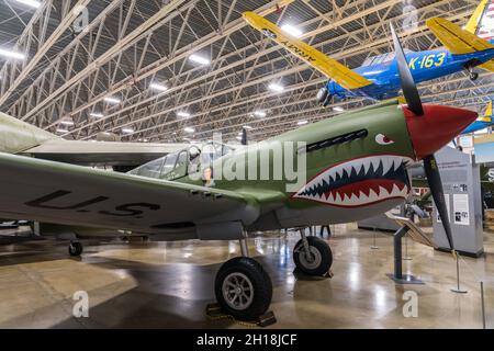 Un chasseur de Curtiss P-40N Warhawk de la Seconde Guerre mondiale au Hill Aerospace Museum. Banque D'Images