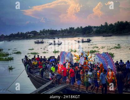 KOLKATA, BENGALE-OCCIDENTAL, INDE - 15 OCTOBRE 2021 : l'idole de la déesse Durga est immergée dans le Saint-Gange.Célébré par les Hindous comme 'vijaya dashami', Banque D'Images