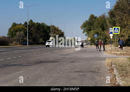 Chisinau, Moldova - 10 octobre 2021 : les passagers se trouvant dans un masque de protection lors d'un arrêt de transport en commun attendent un bus ou un trolleybus dans le coronavirus pandémique Banque D'Images