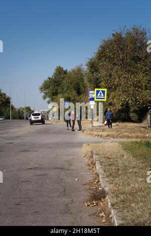 Chisinau, Moldova - 10 octobre 2021 : les passagers se trouvant dans un masque de protection lors d'un arrêt de transport en commun attendent un bus ou un trolleybus dans le coronavirus pandémique Banque D'Images