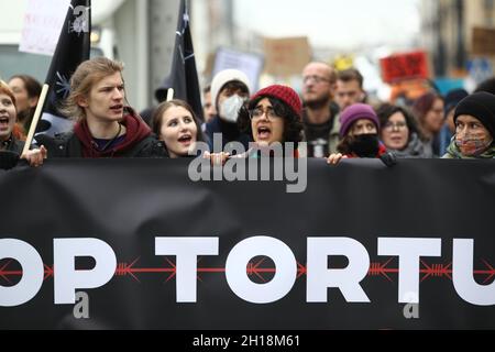 Plus d'un millier de personnes se rassemblent dans le centre de Varsovie, en Pologne, le 17 octobre 2021 pour exiger la fin des repressions illégales à la frontière avec le Bélarus.Depuis plus de deux mois, les gardes-frontières polonais ont repoussé des milliers de migrants contraints de quitter la frontière du Bélarus dans un acte de guerre hybride orchestré par le régime Loukachenko.La pression monte sur le gouvernement polonais maintenant que plus d'une demi-douzaine de migrants sont morts dans l'environnement naturel difficile de la zone frontalière.Les ONG prévoient que les pertes augmenteront avec la baisse des températures. Banque D'Images