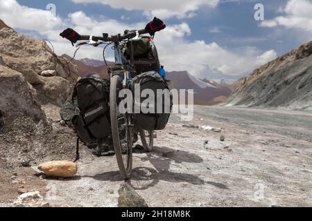 Vélo à Ak-Baytal Pass, vélo longue distance sur M41 Pamir Highway, chaîne de montagnes de Pamir, Tadjikistan Banque D'Images