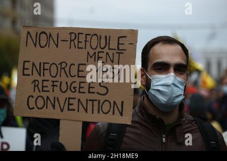 Plus d'un millier de personnes se rassemblent dans le centre de Varsovie, en Pologne, le 17 octobre 2021 pour exiger la fin des repressions illégales à la frontière avec le Bélarus.Depuis plus de deux mois, les gardes-frontières polonais ont repoussé des milliers de migrants contraints de quitter la frontière du Bélarus dans un acte de guerre hybride orchestré par le régime Loukachenko.La pression monte sur le gouvernement polonais maintenant que plus d'une demi-douzaine de migrants sont morts dans l'environnement naturel difficile de la zone frontalière.Les ONG prévoient que les pertes augmenteront avec la baisse des températures. Banque D'Images