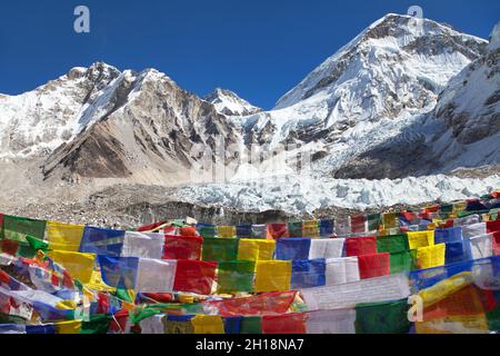 Vue depuis le camp de base du mont Everest, tentes et drapeaux de prière, parc national de sagarmatha, vallée de Khumbu, solukhumbu, montagnes de l'Himalaya du Népal Banque D'Images