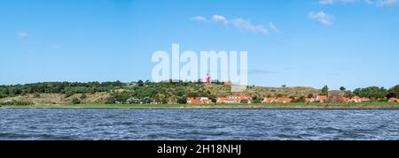 Île Frise de l'Ouest Vlieland avec phare Vuurduin sur vuurboetsduin et ville est-Vlieland de la mer des Wadden, Frise, pays-Bas Banque D'Images