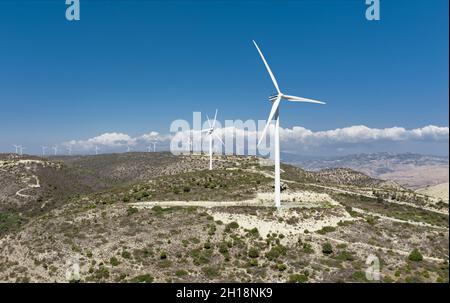 Éoliennes au sommet des collines.Parc éolien d'Oreites dans le quartier de Paphos, Chypre Banque D'Images