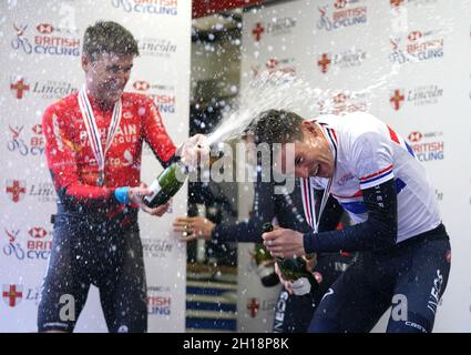 Ben Swift (à droite) de l'équipe Ineos Grenadiers célèbre la victoire de la course sur route pour hommes aux côtés de Fred Wright, vainqueur du Bahreïn, lors de la course sur route des championnats nationaux de cyclisme britanniques à travers Lincoln.Date de la photo: Dimanche 17 octobre 2021. Banque D'Images