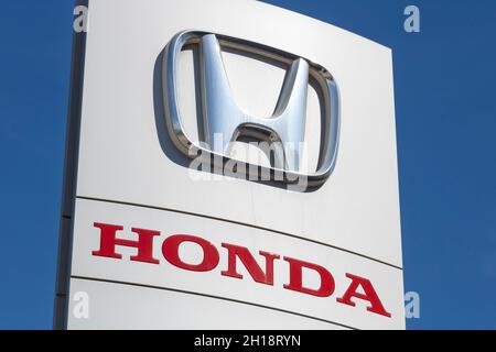 Málaga, Espagne: Octobre/17/2021; logo de la marque à l'entrée du magasin Honda à Málaga, Espagne - Honda est un homme de voiture multinational japonais Banque D'Images