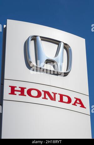 Málaga, Espagne: Octobre/17/2021; logo de la marque à l'entrée du magasin Honda à Málaga, Espagne - Honda est un homme de voiture multinational japonais Banque D'Images