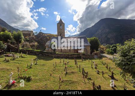 L'église romane Sant Joan de Bois et son cimetière sont classés au patrimoine mondial de l'UNESCO .Vallée de la Boi.Catalogne.Espagne. Banque D'Images