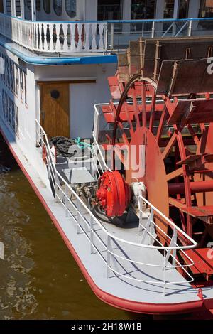 Le bateau à aubes Mississippi Queen au quai de HafenCity, Hambourg, en Allemagne, par une journée ensoleillée. Banque D'Images