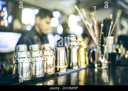 Vue brouillée sur le barman préparant des boissons au bar à cocktails Speakeasy le happy hour - concept de mixologie avec barman flou au travail Banque D'Images