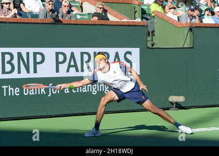 Taylor Fritz (USA) est battu par Nikoloz Basilashvili (GEO) 6-7 (5-7), 3-6, à l'Open de BNP Paribas en cours de jeu au Indian Wells tennis Garden à Indian Wells, Californie, le 16 octobre 2021: © Karla Kinne/Tennisclix/CSM Banque D'Images