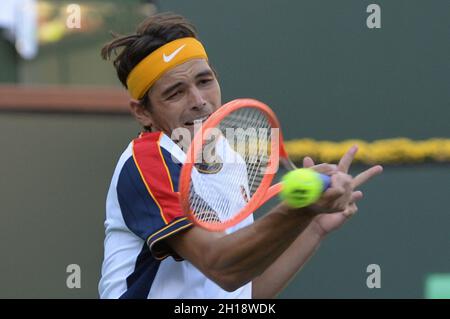 Taylor Fritz (USA) est battu par Nikoloz Basilashvili (GEO) 6-7 (5-7), 3-6, à l'Open de BNP Paribas en cours de jeu au Indian Wells tennis Garden à Indian Wells, Californie, le 16 octobre 2021: © Karla Kinne/Tennisclix/CSM Banque D'Images