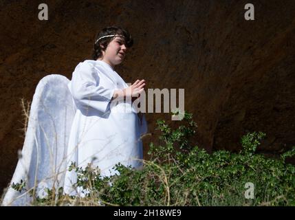 Motril, Grenade, Espagne, le 23 décembre 2018 : récréation d'une scène de Nativité de Noël dans l'annexe de Motril de Tablones.Ange avec les mains en priant po Banque D'Images