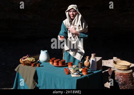 Motril, Grenade, Espagne, le 23 décembre 2018 : récréation d'une scène de Nativité de Noël dans l'annexe de Motril de Tablones.Femme offrant du vin avec petit Banque D'Images