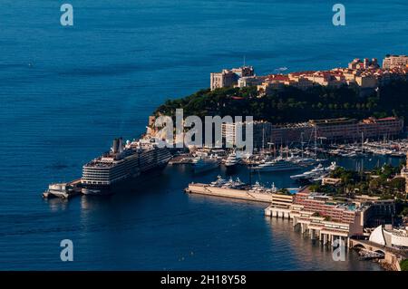 Vue imprenable sur le port de Monte Carlo et le rocher de Monaco.Monaco. Banque D'Images