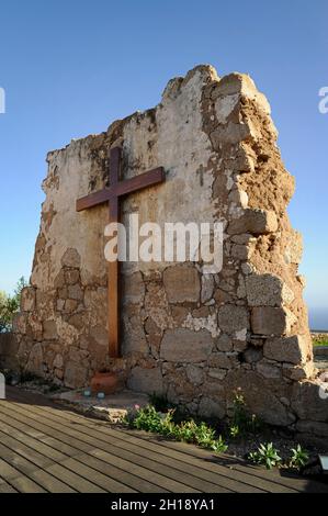 Les ruines magnifiquement préservées de la chapelle de San José ont abandonné il y a environ un siècle, avec sa simple croix en bois sur la route de randonnée de Fasnia Banque D'Images