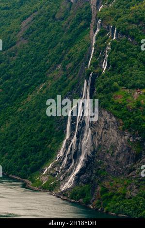 Les chutes d'eau de Seven Sisters s'écoulent en cascade sur des falaises abruptes jusqu'au Geirangerfjord.Geirangerfjord, Norvège. Banque D'Images