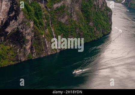 Un bateau de croisière navigue à travers les falaises abruptes du Geirangerfjord.Geirangerfjord, Norvège. Banque D'Images