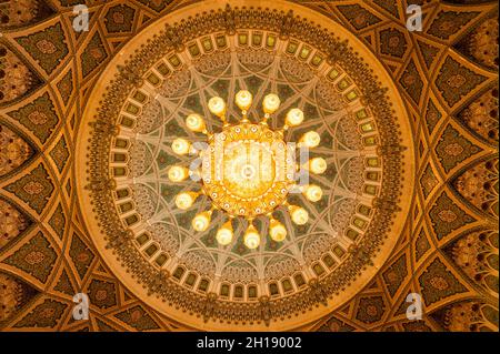 Le plafond de la salle de prière des hommes dans la grande mosquée du Sultan Qaboos.Sultan Qaboos Grande Mosquée, Muscat, Oman. Banque D'Images