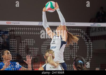 Novara, Italie.17 octobre 2021.Passe-main de Marta Bechis (VBC Trasporti Pesanti Casalmaggiore) pendant Igor Gorgonzola Novara vs VBC ePiu Casalmaggiore, Volleyball Italien Serie A1 femmes Match à Novara, Italie, octobre 17 2021 crédit: Independent photo Agency/Alay Live News Banque D'Images