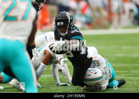 Londres, Royaume-Uni.17 octobre 2021 ; Tottenham Hotspur Stadium, Londres, Angleterre ; NFL UK Series,Les Dolphins de Miami contre les Jaguars de Jacksonville ; les Jaguars de Jacksonville qui ont fait la course de retour James Robinson (25) s'étirent pour les yards supplémentaires. Crédit : Images sportives action plus/Alamy Live News Banque D'Images