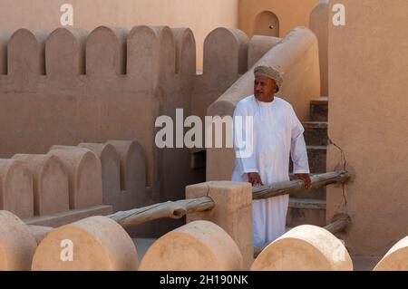 Un homme en robe traditionnelle omanaise au fort de Nizwa.Nizwa, Oman. Banque D'Images