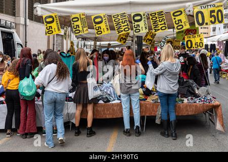 Jeunes femmes recherchant des vêtements abordables au Mercato di Porta Portese Portese, marché du dimanche sur la via Portuense dans le quartier Trastevere de Rome, Banque D'Images