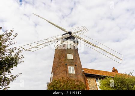 Un ancien moulin à vent est maintenant converti en maison résidentielle à Weybourne, sur la côte nord de Norfolk, East Anglia, Angleterre Banque D'Images