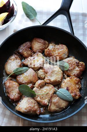 Viande de porc.Tranches de filet de porc et sauge dans une poêle.Directement au-dessus. Banque D'Images