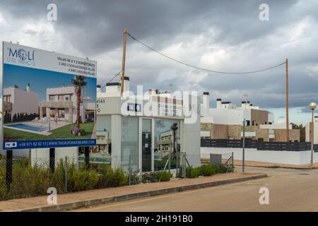 Sa Rapita, Espagne; octobre 07 2021: Stand de vente de l'état réel de la société TM, du développement es Moli des Trenc.En arrière-plan, la fin récemment Banque D'Images