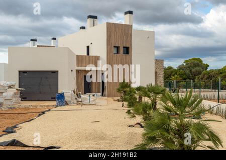 Sa Rapita, Espagne; octobre 07 2021: Stand de vente de l'état réel de la société TM, du développement es Moli des Trenc.En arrière-plan, la fin récemment Banque D'Images