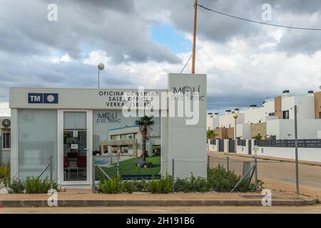 Sa Rapita, Espagne; octobre 07 2021: Stand de vente de l'état réel de la société TM, du développement es Moli des Trenc.En arrière-plan, la fin récemment Banque D'Images