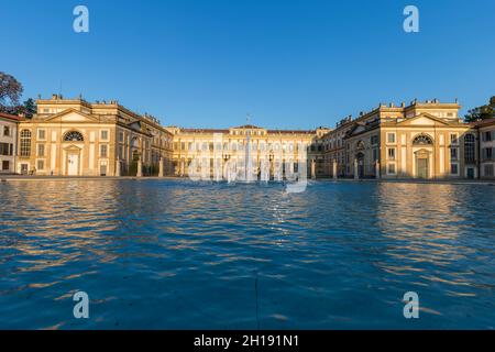 Monza, Italie - 16 octobre 2021 : vue de face du palais Reggia di Monza au coucher du soleil. Banque D'Images