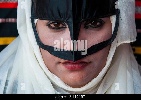 Portrait rapproché d'une femme bédouine portant un masque traditionnel.Wahiba Sands, Oman. Banque D'Images