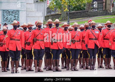 Halifax, Nouvelle-Écosse, Canada.17 octobre 2021.Des agents de la GRC assistent à une cérémonie commémorative en l'honneur des agents de la paix tombés en Nouvelle-Écosse qui sont morts en service.Cela marque le 39e monument commémoratif annuel des officiers de la paix, qui a eu lieu au Grand Parade, au centre-ville de Halifax.L'événement rend hommage aux agents de la paix basés en Nouvelle-Écosse qui sont morts dans l'exercice de leurs fonctions et est un rappel humoristant de leur altruisme et de leur dévouement.Credit: Meanderingemu/Alamy Live News Banque D'Images