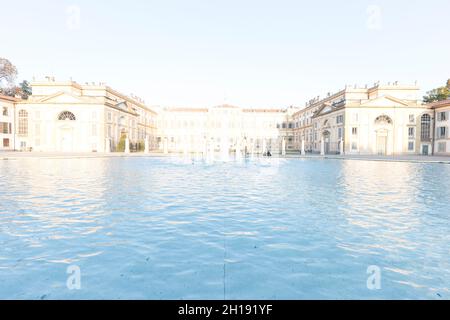 Monza, Italie - 16 octobre 2021 : vue de face du palais Reggia di Monza au coucher du soleil. Banque D'Images