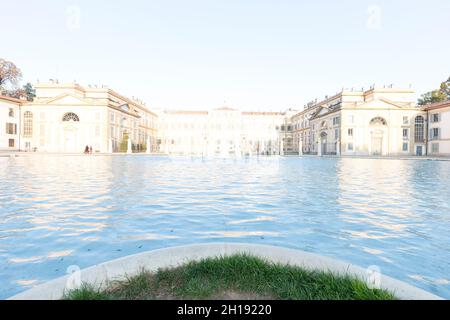 Monza, Italie - 16 octobre 2021 : vue de face du palais Reggia di Monza au coucher du soleil. Banque D'Images