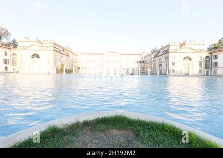 Monza, Italie - 16 octobre 2021 : vue de face du palais Reggia di Monza au coucher du soleil. Banque D'Images