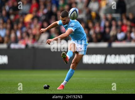 Brentford, Royaume-Uni.17 octobre 2021.Rugby, premier ministre.London Irish V Gloucester.Stade communautaire Brentford.Brentford.Adam Hastings (Gloucester Rugby) coups de pied.Credit: Sport en images/Alamy Live News Banque D'Images