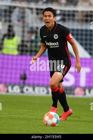 Francfort, Allemagne.16 2021 oct: Football: Bundesliga, Eintracht Frankfurt - Hertha BSC, Matchday 8 au Deutsche Bank Park.Le Makoto Hasebe de Francfort est en action.Photo: Arne Dedert/dpa - NOTE IMPORTANTE: Conformément aux règlements de la DFL Deutsche Fußball Liga et/ou de la DFB Deutscher Fußball-Bund, il est interdit d'utiliser ou d'avoir utilisé des photos prises dans le stade et/ou du match sous forme de séquences et/ou de séries de photos de type vidéo.Credit: dpa Picture Alliance/Alay Live News Banque D'Images